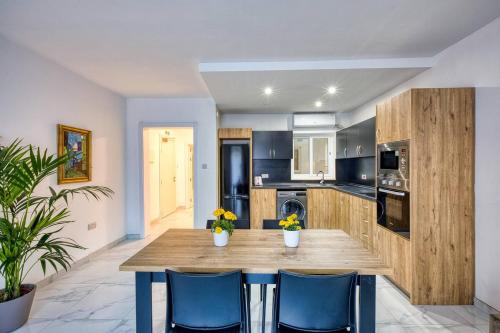 Modern Apartments W Balcony - Valletta Viewsにあるキッチンまたは簡易キッチン