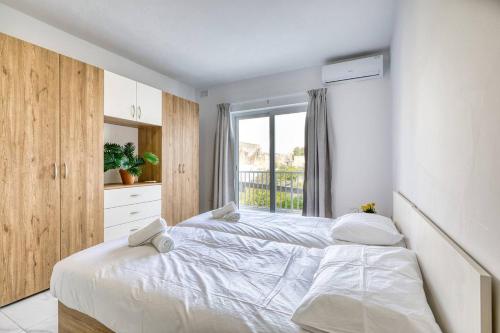 Modern Apartments W Balcony - Valletta Viewsにあるベッド