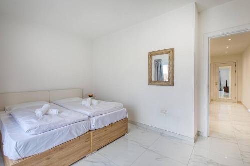 Modern Apartments W Balcony - Valletta Viewsにあるベッド