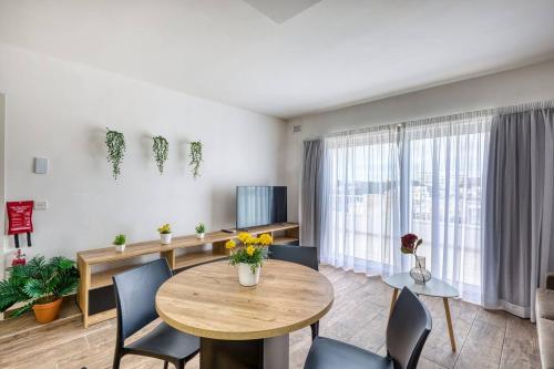 Modern Apartments W Balcony - Valletta Viewsにあるテレビまたはエンターテインメントセンター