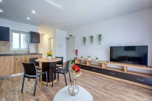 Modern Apartments W Balcony - Valletta Viewsにあるテレビまたはエンターテインメントセンター