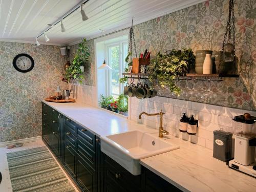 Gallery image of Lantliv Nära Stad Och Sjö Med Plats För Många in Torestorp