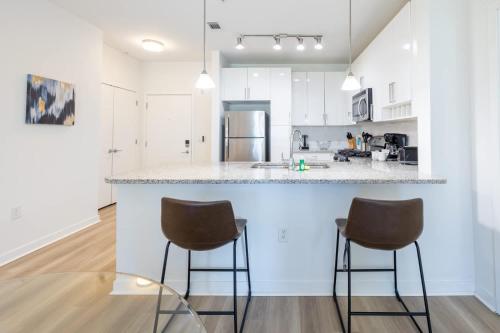 Dapur atau dapur kecil di Luxury Apt Downtown Near Restaurants