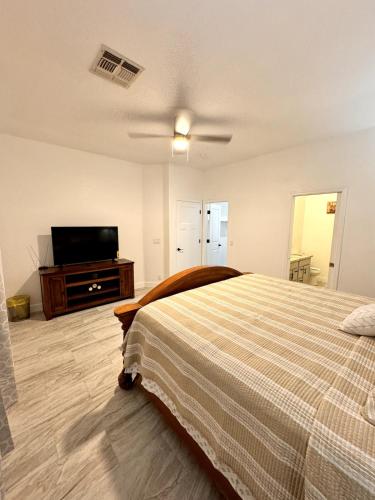 Μια τηλεόραση ή/και κέντρο ψυχαγωγίας στο Entire home near stadium