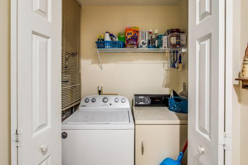 Dapur atau dapur kecil di Condo with Golf Course Views Less Than 1 Mi to Sunset Beach!