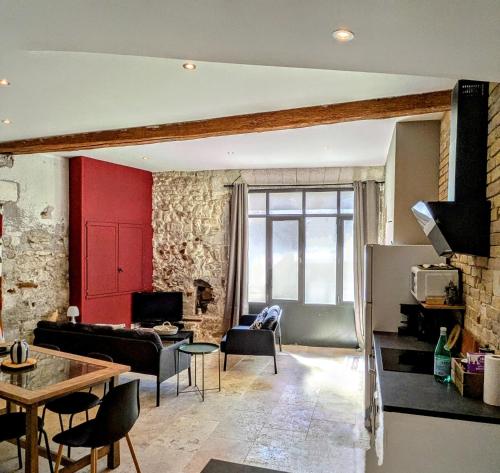 Colorful & AC 6-person apartment in Avignon center