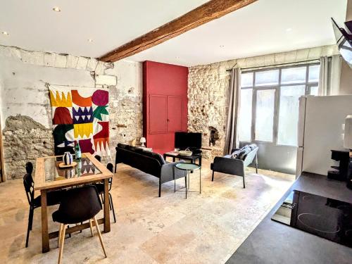 Colorful & AC 6-person apartment in Avignon center