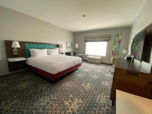 a hotel room with a bed and a television at Hampton Inn & Suites Somerset in Somerset