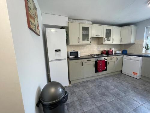 The LFC Red House - Spacious House With 5 Bedrooms, 2 Bathrooms, Street Parking And 1 Minute From The Stadium photo 5
