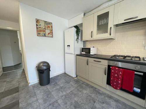The LFC Red House - Spacious House With 5 Bedrooms, 2 Bathrooms, Street Parking And 1 Minute From The Stadium photo 14