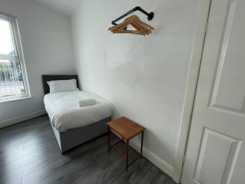 The LFC Red House - Spacious House With 5 Bedrooms, 2 Bathrooms, Street Parking And 1 Minute From The Stadium photo 15