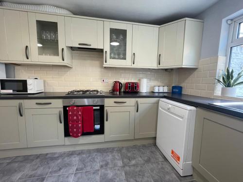 The LFC Red House - Spacious House With 5 Bedrooms, 2 Bathrooms, Street Parking And 1 Minute From The Stadium photo 17