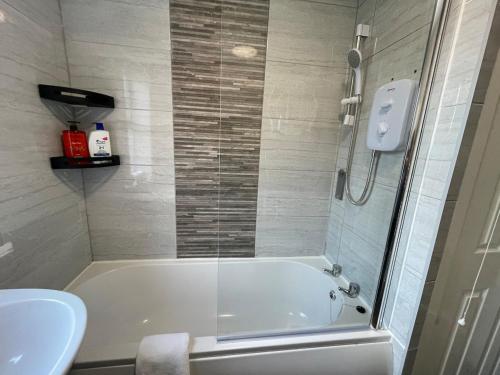 The LFC Red House - Spacious House With 5 Bedrooms, 2 Bathrooms, Street Parking And 1 Minute From The Stadium photo 18