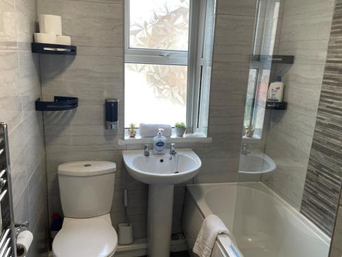 The LFC Red House - Spacious House With 5 Bedrooms, 2 Bathrooms, Street Parking And 1 Minute From The Stadium photo 19