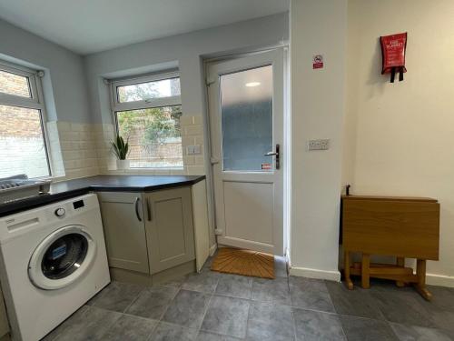 The LFC Red House - Spacious House With 5 Bedrooms, 2 Bathrooms, Street Parking And 1 Minute From The Stadium photo 25