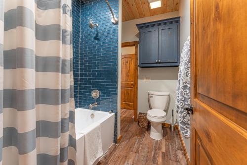 a bathroom with a toilet and a tub and a sink at Stunning Eufaula Waterfront Home in Dixie Cove 