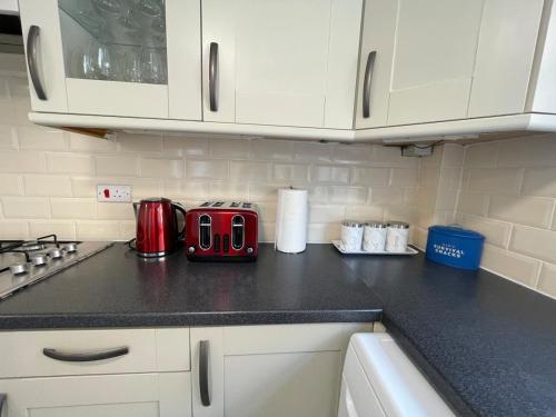 The LFC Red House - Spacious House With 5 Bedrooms, 2 Bathrooms, Street Parking And 1 Minute From The Stadium photo 34
