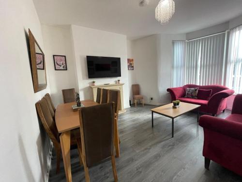 The LFC Red House - Spacious House With 5 Bedrooms, 2 Bathrooms, Street Parking And 1 Minute From The Stadium photo 39
