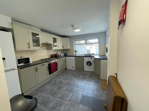 The LFC Red House - Spacious House With 5 Bedrooms, 2 Bathrooms, Street Parking And 1 Minute From The Stadium photo 40