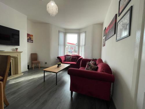 The LFC Red House - Spacious House With 5 Bedrooms, 2 Bathrooms, Street Parking And 1 Minute From The Stadium photo 41