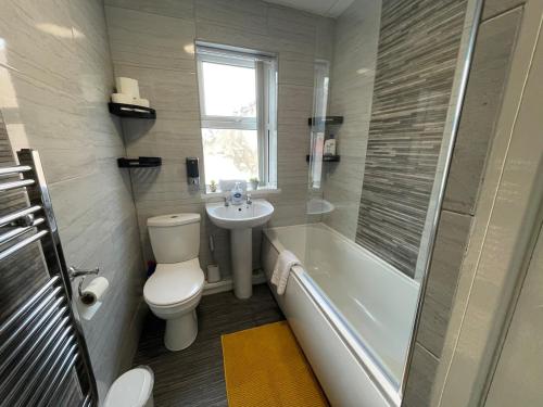 The LFC Red House - Spacious House With 5 Bedrooms, 2 Bathrooms, Street Parking And 1 Minute From The Stadium photo 47