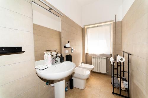 Un baño con lavabo e inodoro en Ampio appartamento Albissola Marina, en Albissola Marina