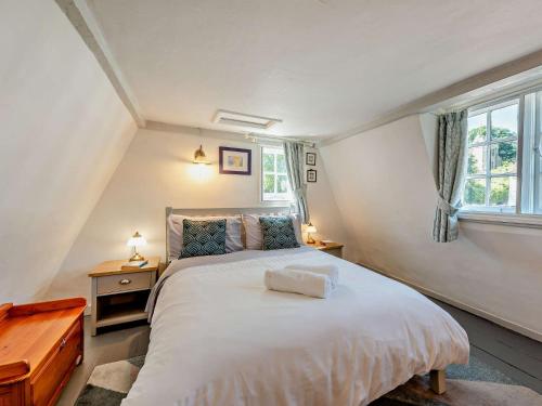 een slaapkamer met een groot wit bed en een raam bij 2 Bed in Brede 46895 in Brede