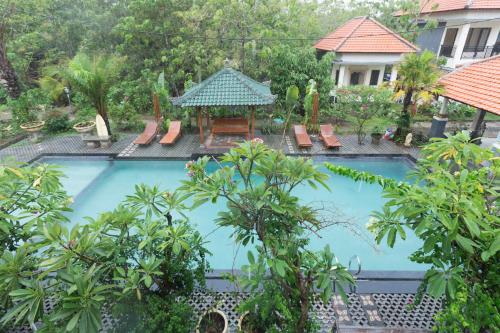 Piscina en o cerca de Puri Kelapa by BukitVista