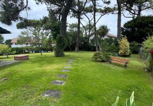 Ein Garten an der Unterkunft La casita en la playa