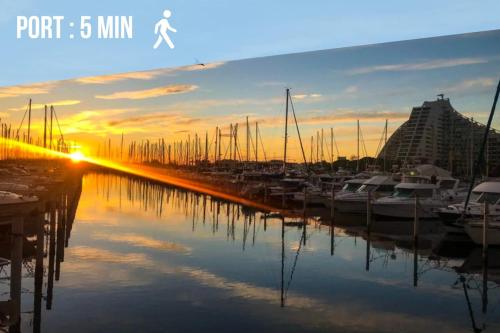 ein Bild von einem Yachthafen bei Sonnenuntergang mit Booten in der Unterkunft Centre-Ville, 5 min de la Plage, parking, piscine in La Grande-Motte