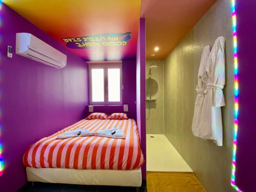 Katil atau katil-katil dalam bilik di Capsule Karaoke - Jacuzzi - Nintendo Switch 2 - Projecteur
