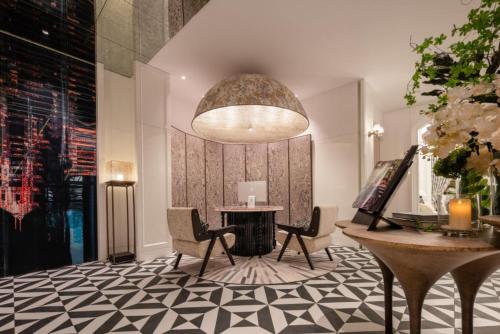 a lobby with a table and chairs and a chandelier at Chongqing KS Kongshang Hotel in Chongqing