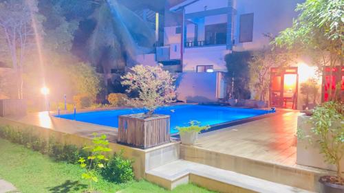 a backyard with a swimming pool at night at Erin Orr Villa in Wadduwa