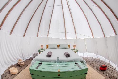 a bedroom with a bed in a iguana tent at Alpaca Farm And B&B - Mama Adama in Grândola