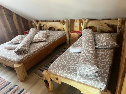 Ένα ή περισσότερα κρεβάτια σε δωμάτιο στο Cabana Cristalul din Apuseni