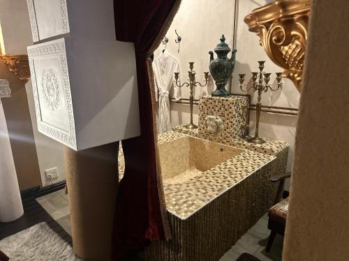 a bathroom with a tub in a room at Kiwara Guesthouse in Johannesburg