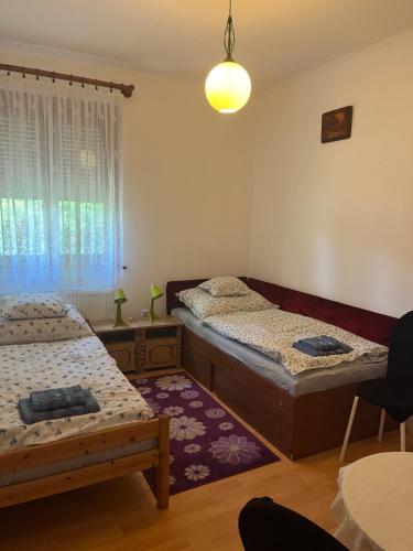 Ένα ή περισσότερα κρεβάτια σε δωμάτιο στο Dombi Vendégház