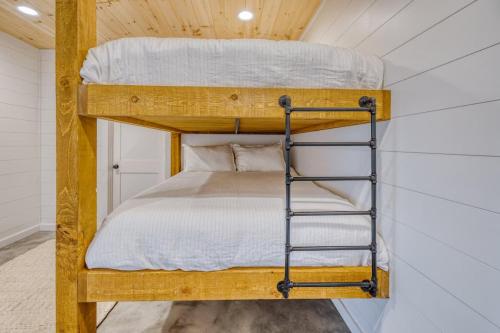 a bunk bed in a tiny house at Big Sky - Best Views in Blue Ridge in Epworth
