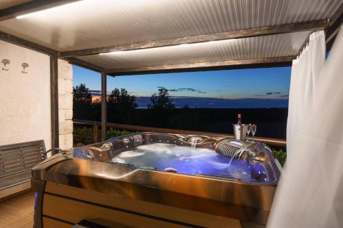 un bain à remous sur un balcon avec vue dans l'établissement Villa Baldasi, à Vižinada
