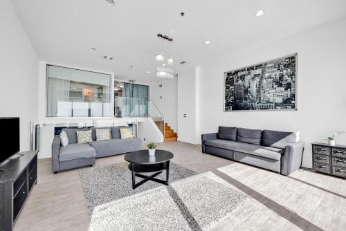 Χώρος καθιστικού στο Shine Suites Balcony Duplex 11
