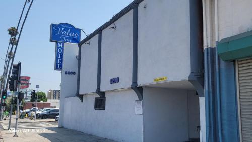 a building with a street sign on the side of it at Value Inn Hollywood in Los Angeles
