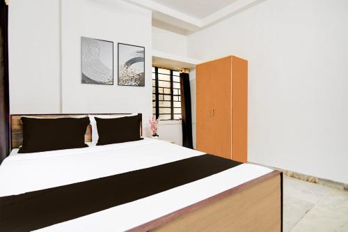 a bedroom with a large bed in a room at Hotel O SAFAR STAY in Kolkata
