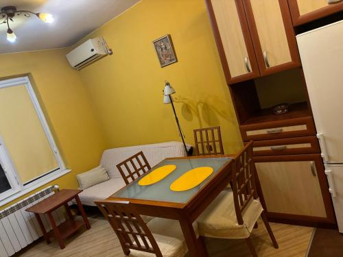 une salle à manger avec une table, des chaises et un canapé dans l'établissement Galina apartment, à Ruse