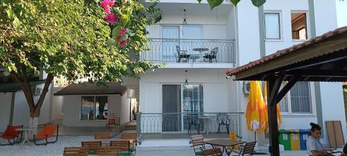 a building with a balcony with tables and chairs at Dut Selimiye in Marmaris