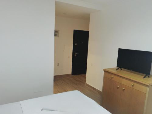 a room with a tv on top of a dresser at Garsonieră Militari Residence in Dudu