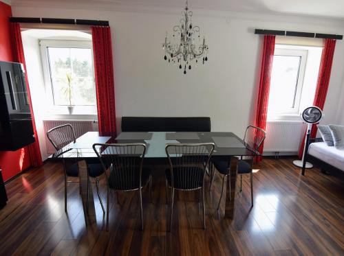 a dining room with a table and chairs at Stilvolle, vollausgestattete 120m2 Wohnung mit Bauernhoferlebnis in Sankt Martin am Ybbsfelde