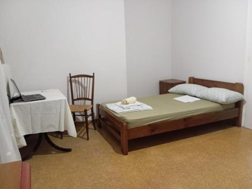 Room for 3 persons next to metro