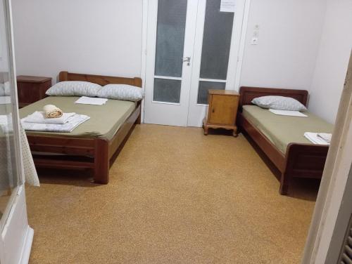 Room for 2 persons next to metro