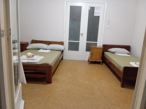 Room for 3 persons next to metro