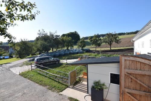 a car parked on the side of a house with a garage at Stilvolle, vollausgestattete 120m2 Wohnung mit Bauernhoferlebnis in Sankt Martin am Ybbsfelde